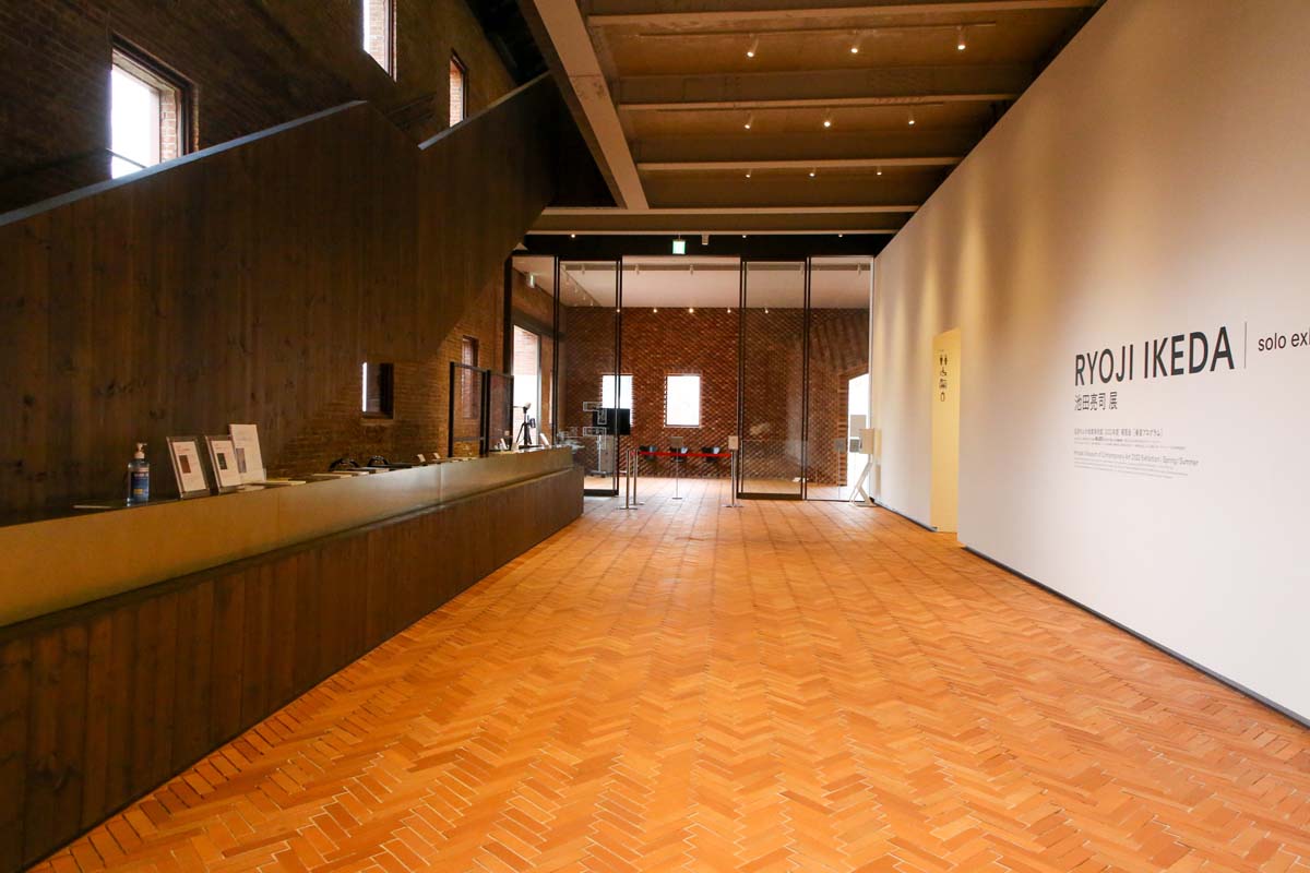 エントランスを進んだ先にある受付・市民ギャラリーのエリア。内壁のれんが、階段は当時のもので、床は新しい赤れんがが使用されている