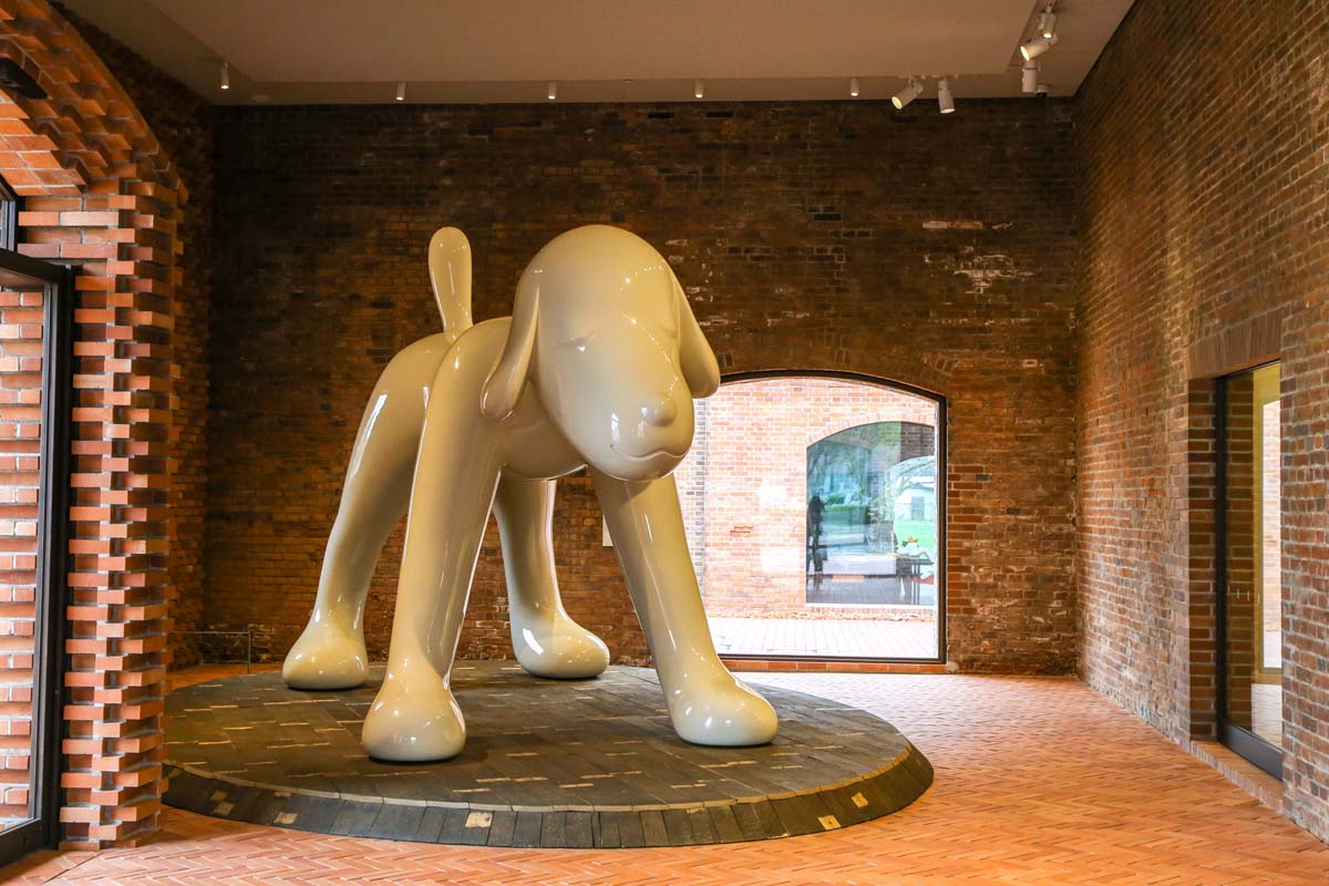 奈良美智 ≪A to Z Memorial Dog≫ 2007年 ©Yoshitomo Nara