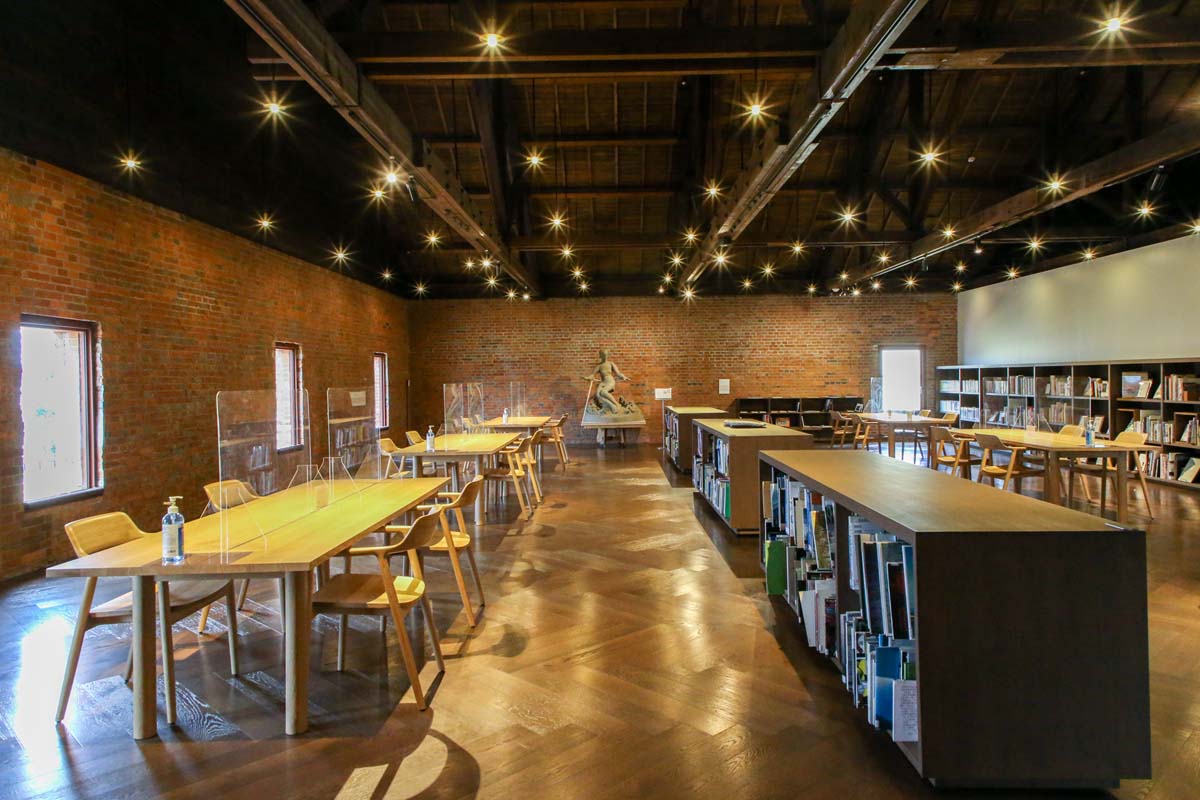 2階にあるライブラリー