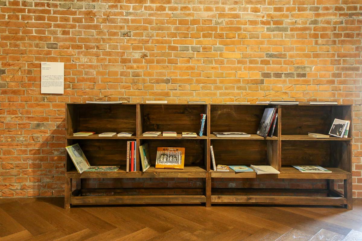 一角にある「NARAライブラリー」。書棚にはりんご箱が使用されている