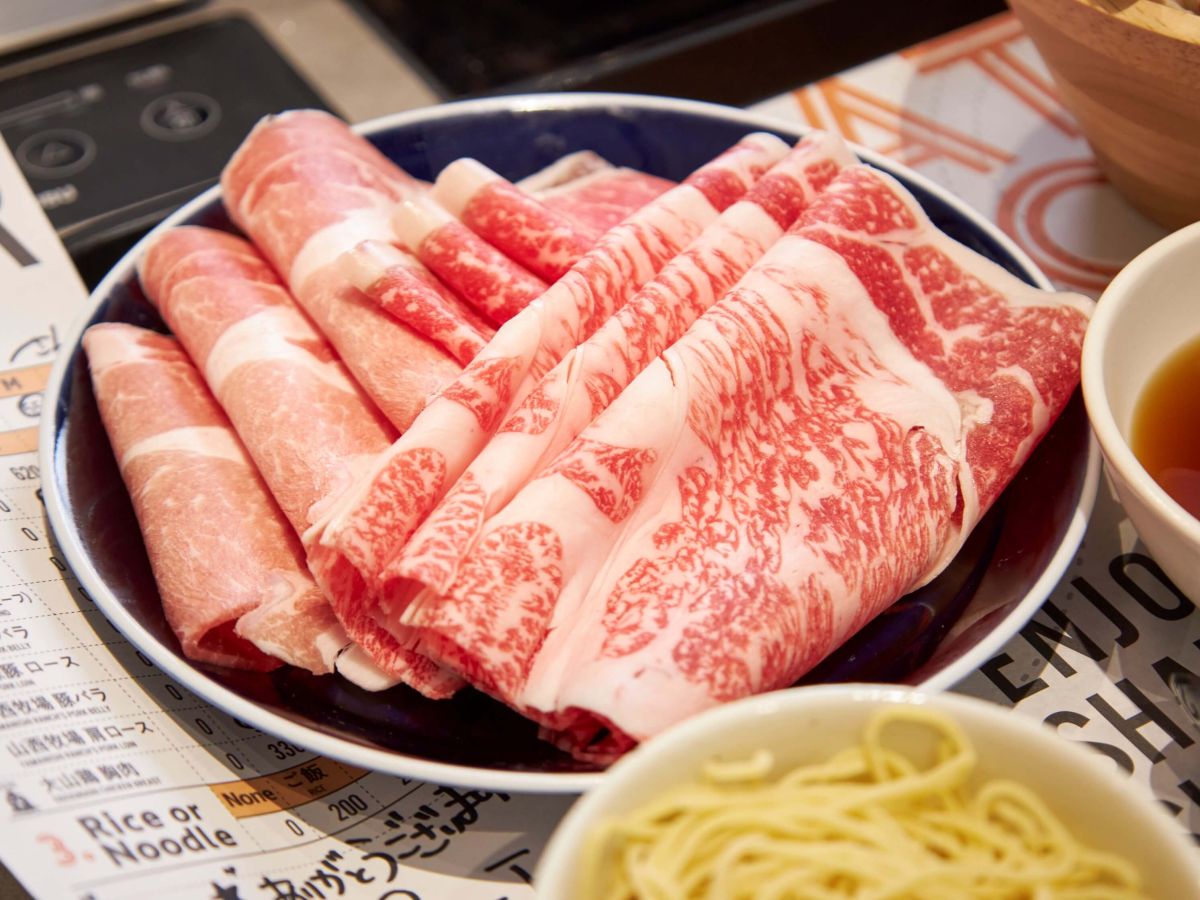 今回オーダーしたお肉たち!右から順に「熟成黒毛和牛 ロース」「山西牧場 肩ロース」「カルビ(国産)」。牛と豚をワンプレートにしましたよ!