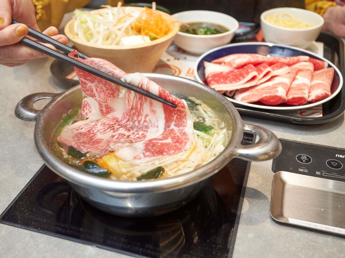 鍋が沸騰したら野菜→お肉の順でしゃぶしゃぶしましょう♪