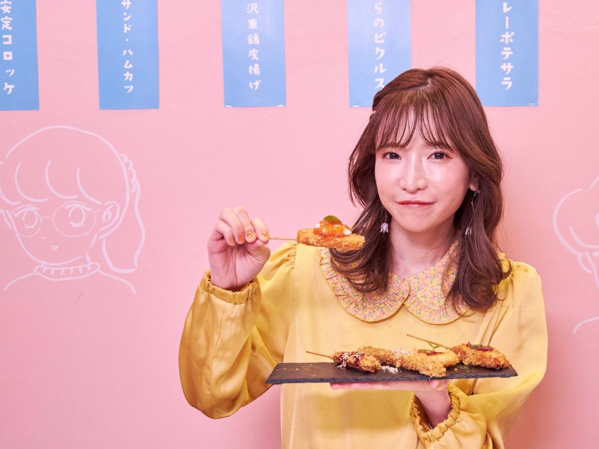 私のおすすめは、クリームチーズとイクラがのった「サーモン串揚げ」。イクラのプチプチ感がアクセントになっていておいしい！