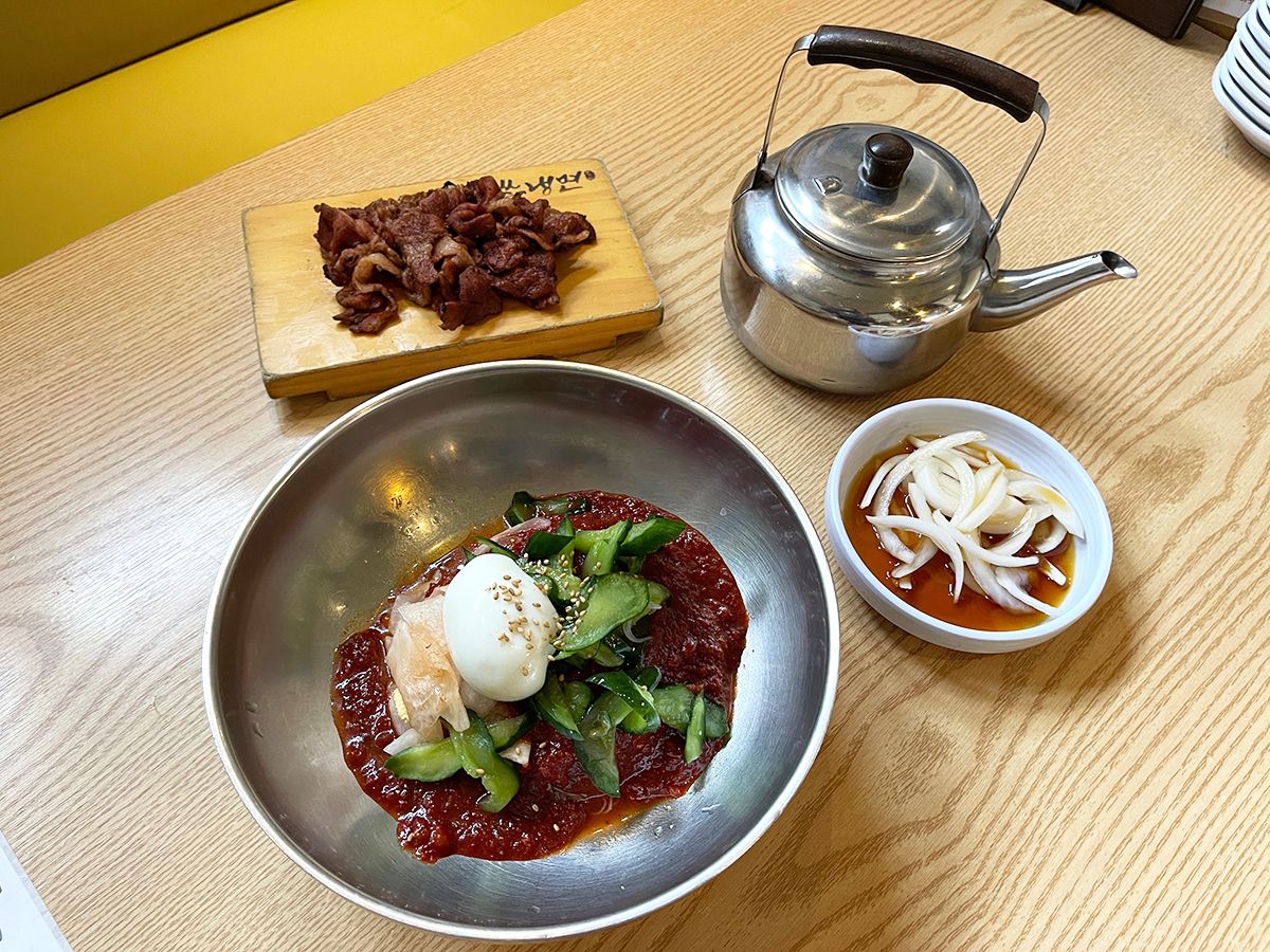 「ビビン冷麺セット つくば美豚炭火焼き肉付き」 1380円