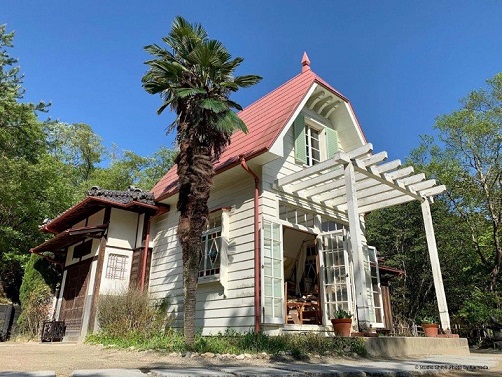 「サツキとメイの家」を見学しよう。裏山へはスロープカーも運行する