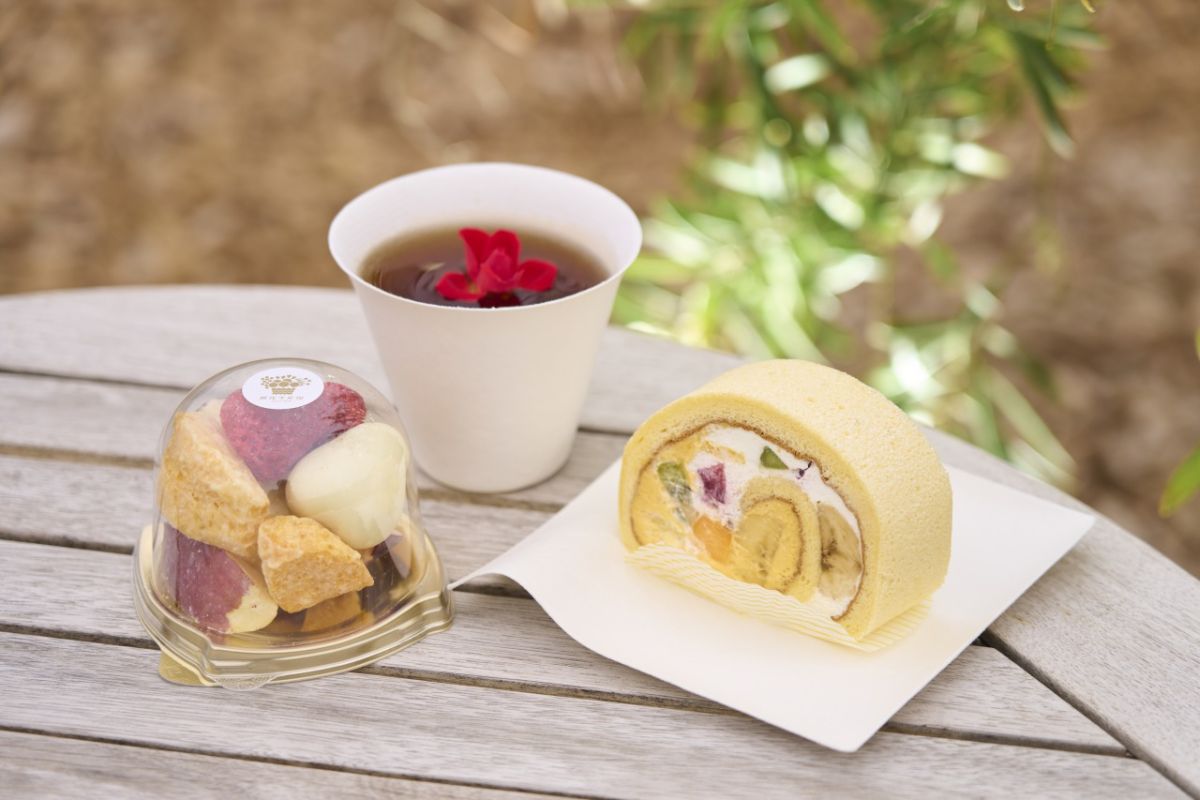 >（写真左）銀座千疋屋のフルーツチョコレート（写真右）キハチトライフルロール®