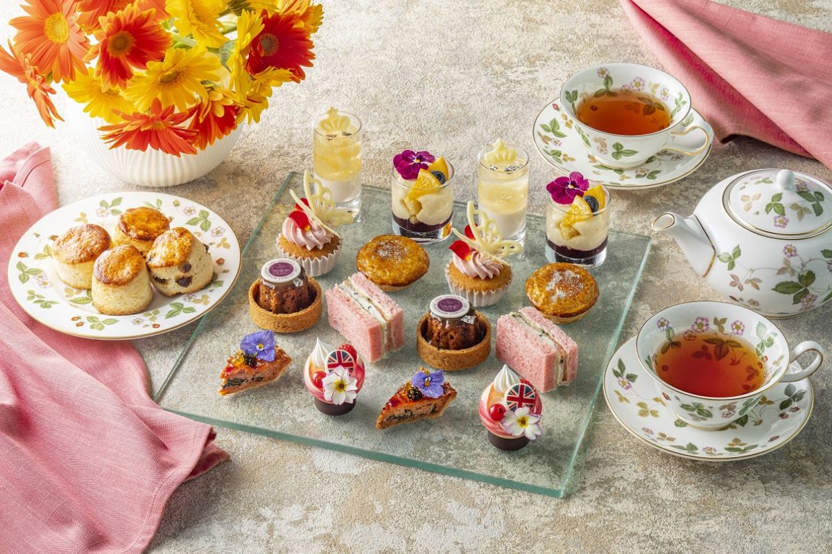 スタンダードアフタヌーンティー1名6500円、コンラッド・ベア付き・スタンダードアフタヌーンティー1名7800円