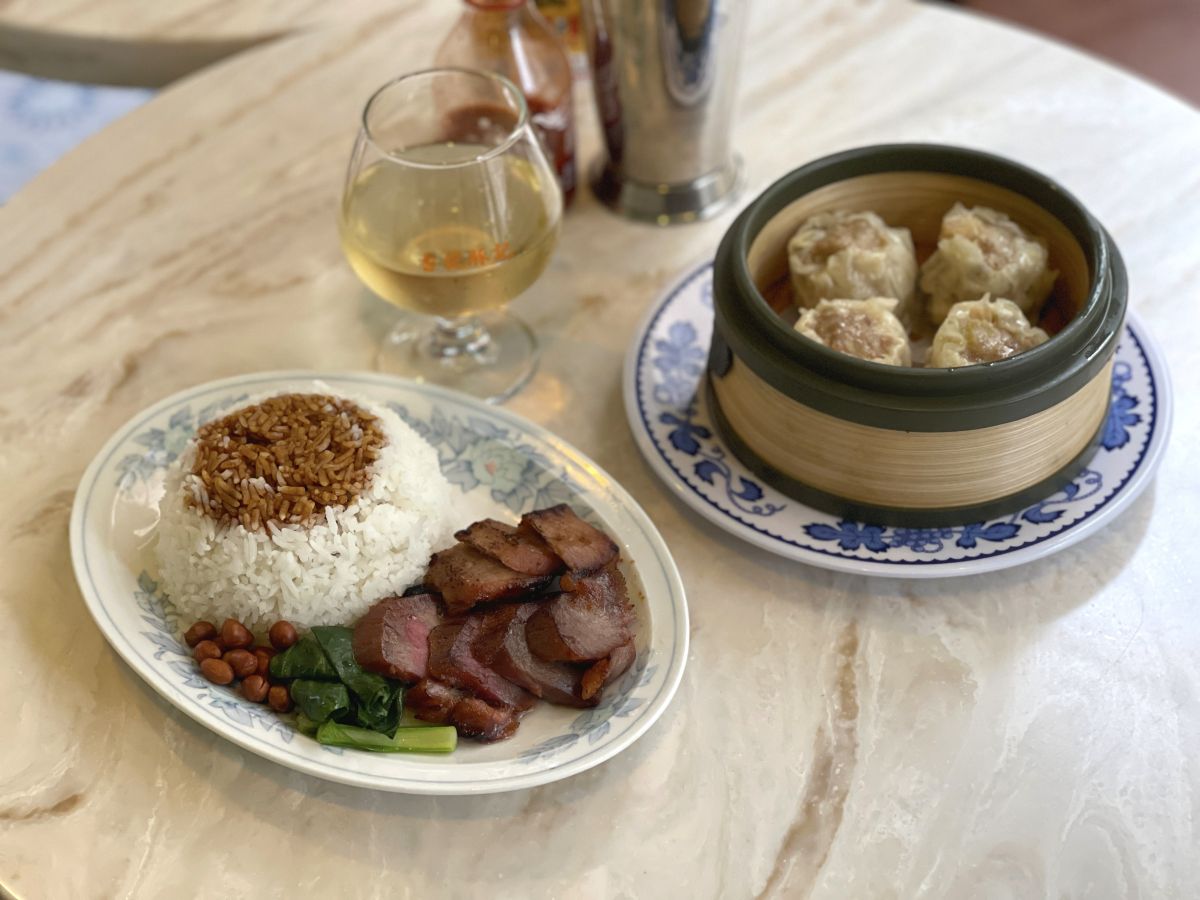 左から「港式蜜汁叉焼飯」1000円 ※スープつき、「招牌燒賣（4個入り）」750円