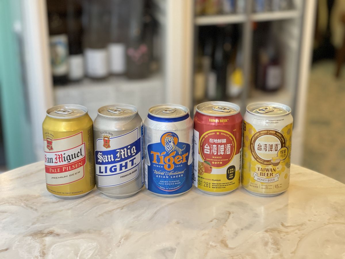 左から「サンミゲール」590円、「サンミゲールライト」590円、「タイガー」660円、「台湾ビール パイナップル」590円、「台湾ビール マンゴー」590円