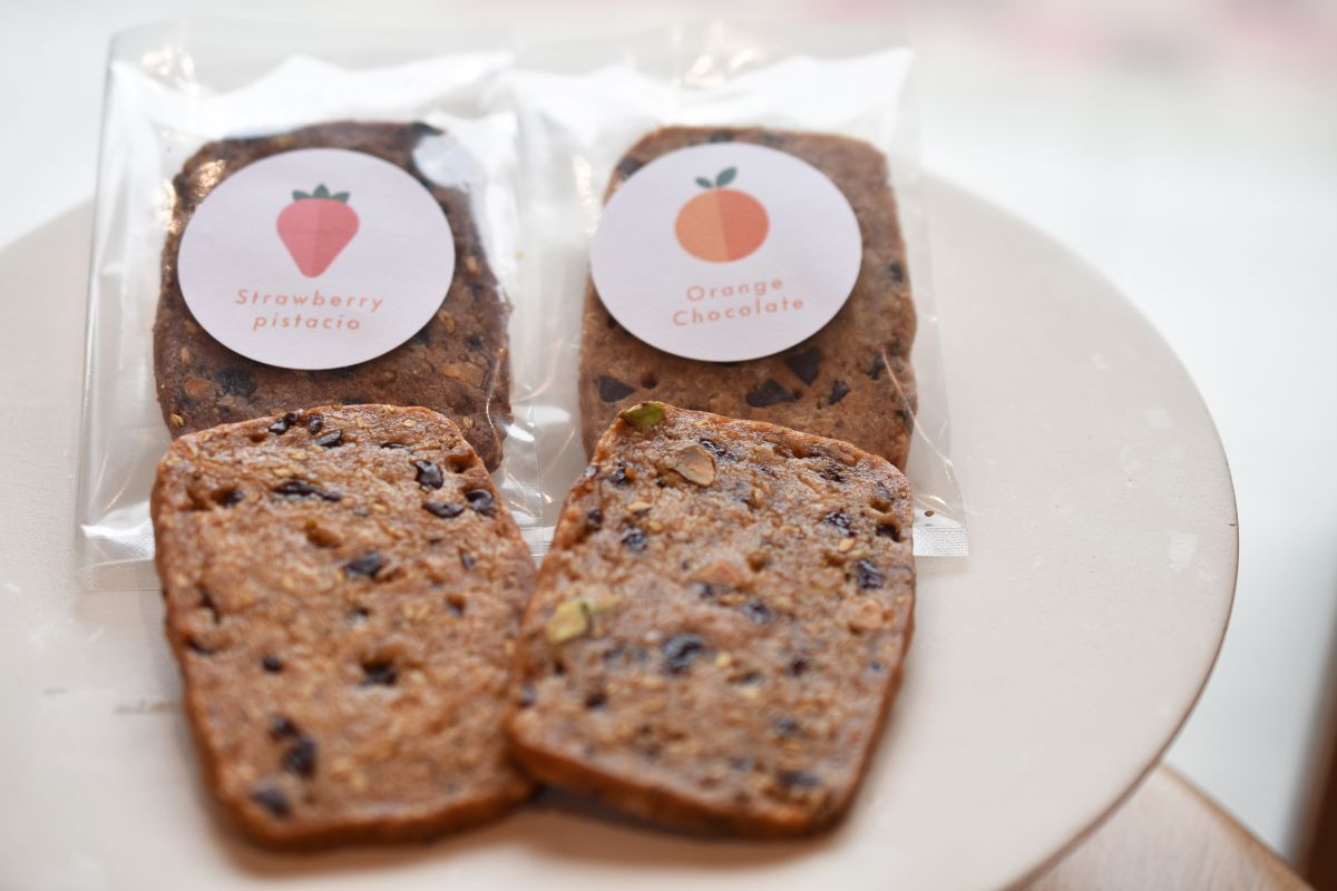 左から「ストロベリー ピスタチオ」、「オレンジ チョコレート」各120円