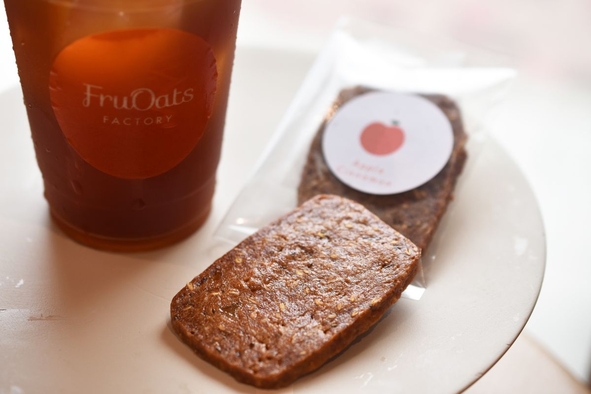 左から「コーヒー（アイス）」380円、「アップル シナモン」120円