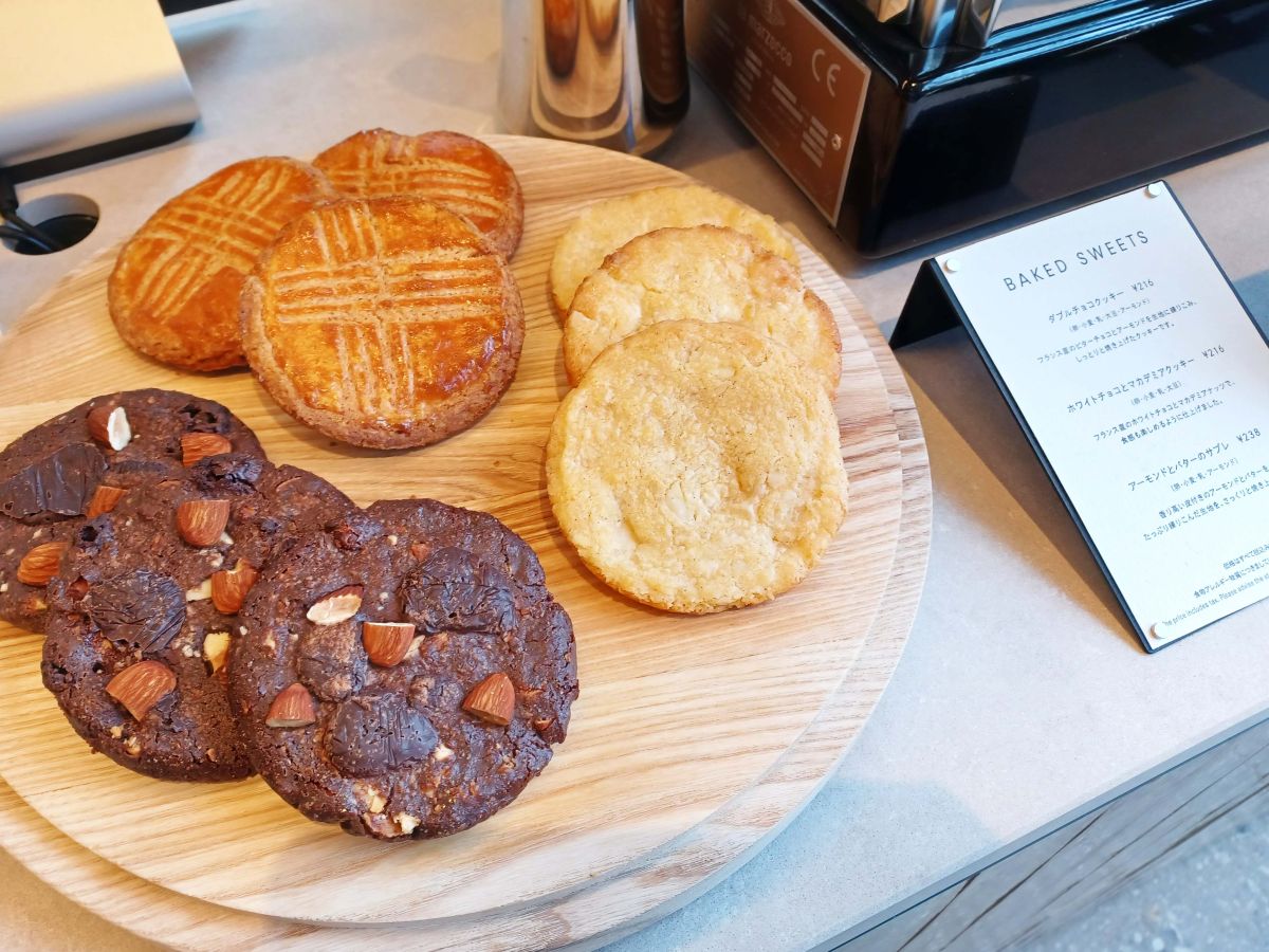左から「ダブルチョコクッキー」216円、「アーモンドとバターのサブレ」238円、「ホワイトチョコとマカダミアナッツクッキー」216円