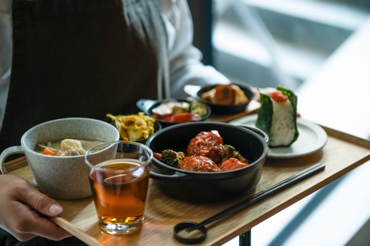 お好みのお惣菜とライスポットの焼きたておにぎりを楽しめるランチ