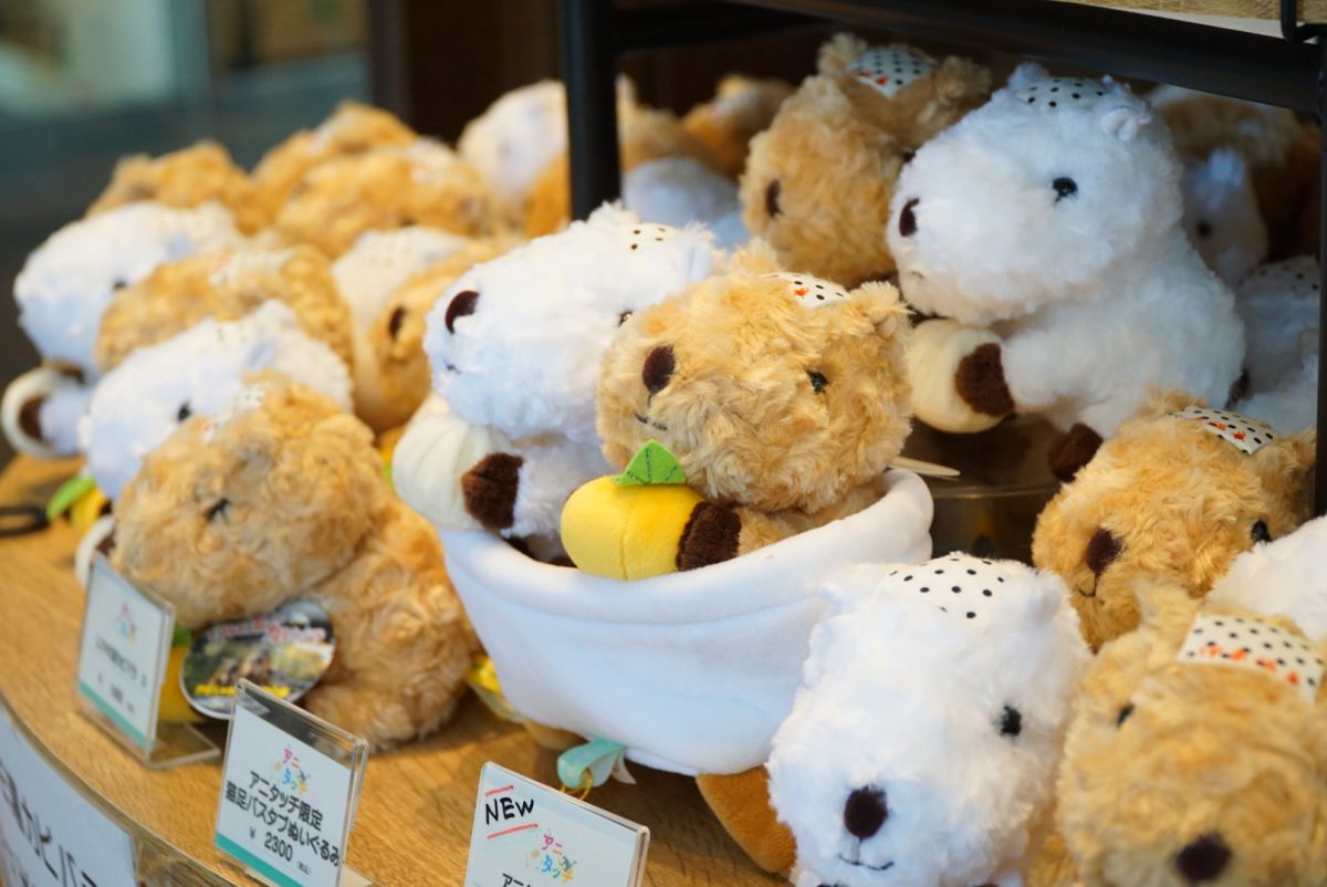 茶色が「LOVE湯カピバラS」1680円、白いぬいぐるみが「アニタッチ限定LOVE湯カピバラS」1800円、バスタブのぬいぐるみが「アニタッチ限定猫足バスタブぬいぐるみ」2300円