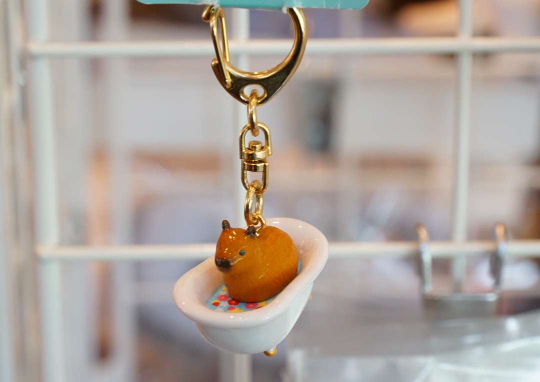 「猫足バスタブキーホルダー」600円