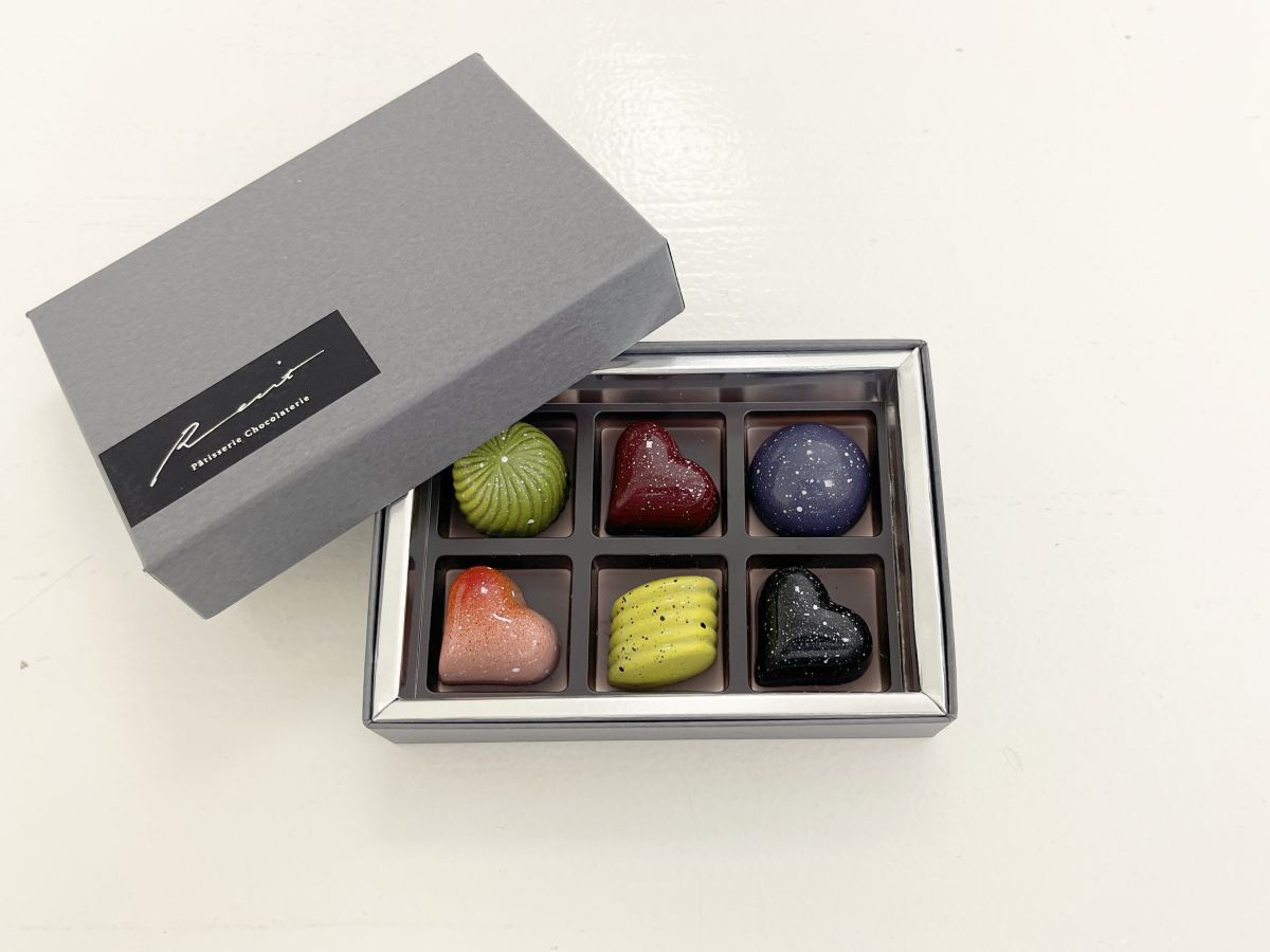 「ボンボンショコラ6個入り」2550円（左上から パイン×ディル、フランボワーズ×バニラ、ラフランス×カシス、白桃×ジャスミン、バナナ×ほうじ茶、ブラックベリー×アールグレイ）