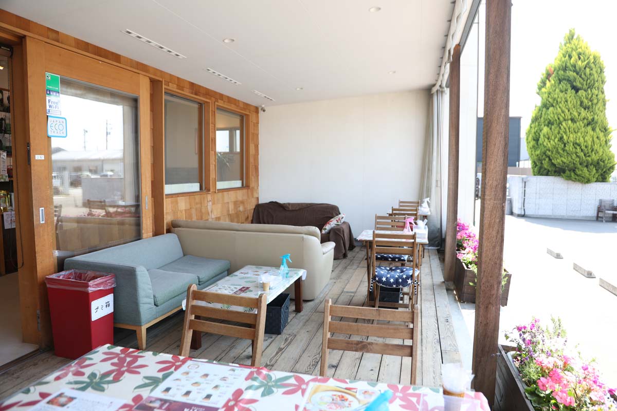 写真のテラス席のほか、店内席も用意