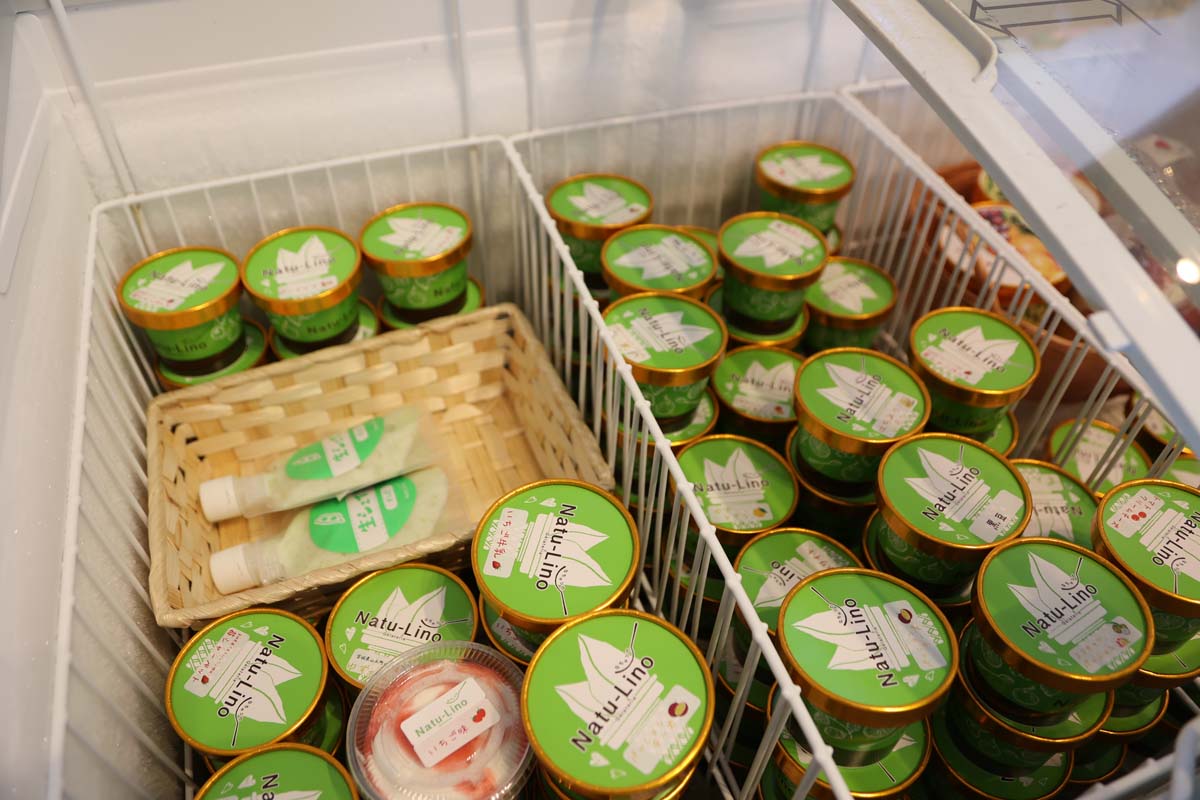 持ち帰りは1個440円で販売（フタ付、シングルのみ。保冷バッグ・BOXは有料）