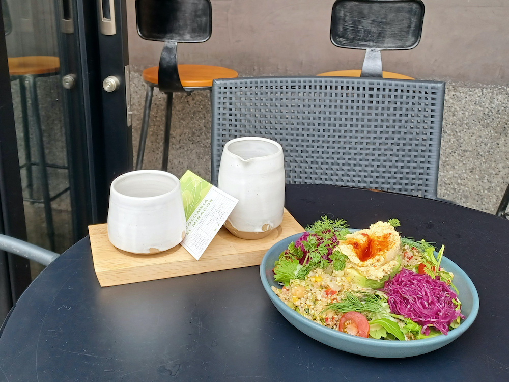 （左から）「ハンドドリップコーヒー（コロンビア エル ミラドール）」1000円、「ブッタボウル」1400円