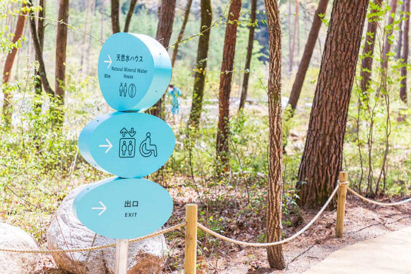 木漏れ日や鳥のさえずりが心地よい「緑の遊歩道」。緑溢れる小径には自然を写し込むベンチも