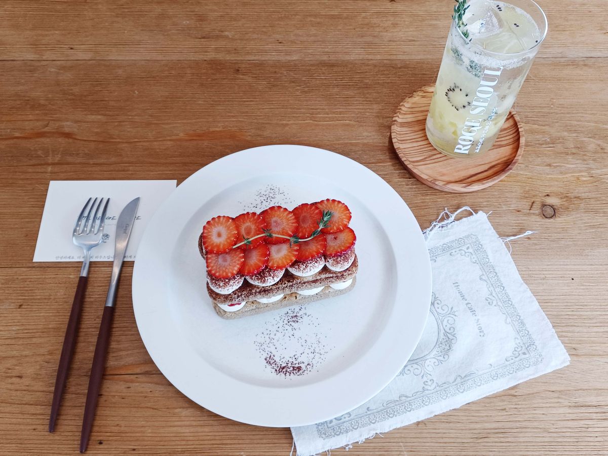 左から「ソンカラティラミス タルギ」 1300円、「キウイエイド」 730円