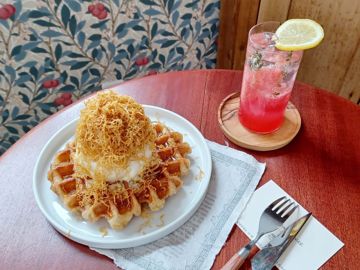 左から「クロッフル キャラメルチーズ」 1480円、「チャモンエイド」 730円