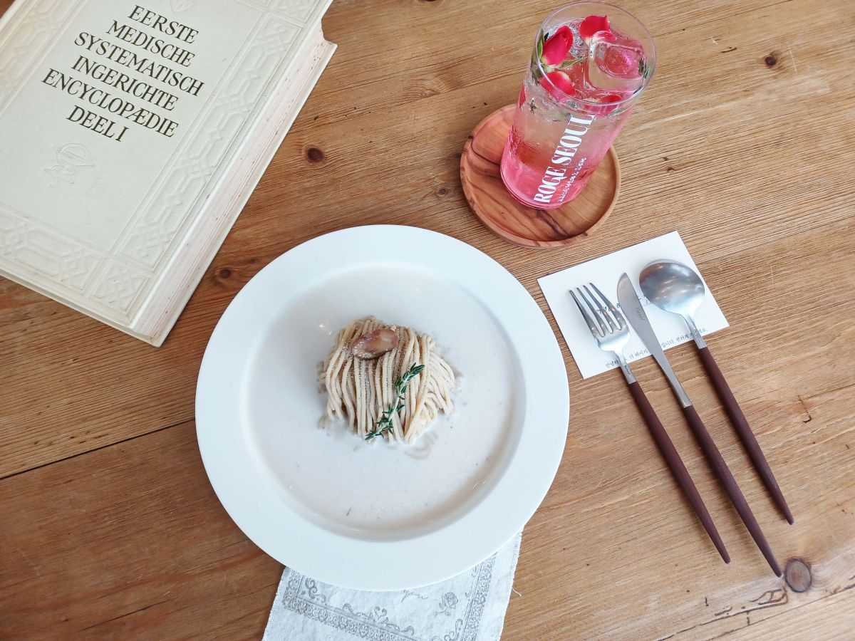 手前から「スープモンブラン」 1390円、「ローズピーチエイド」 730円