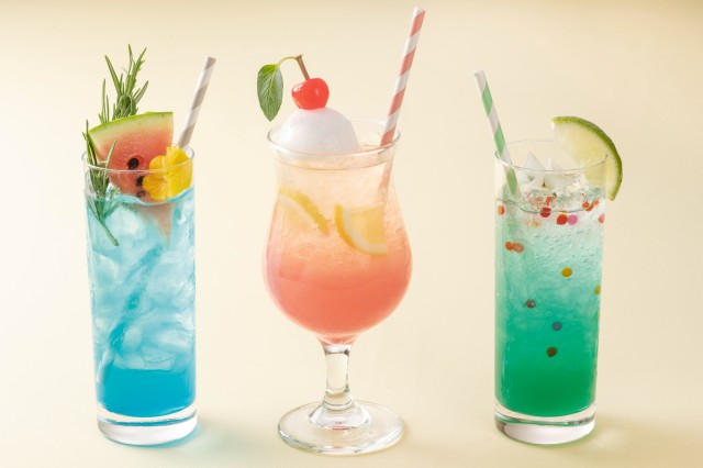 第1弾メニュー:右から「シルクロードガーデン」青森産 ふじりんごジュース、グリーンアップルシロップ、ブルーシロップ、ライムジュース、クラブソーダ、ライム、海藻ビーズ、エディブルフラワー。「ベッラヴィスタ・ラウンジ」ジンジャーエール、カルピス、パッションフルーツシロップ、クランベリージュース、レモン、レモンソルベ、マラスキーノチェリー、ミント。「オチェーアノ」ハチミツレモンシロップ、ブルーシロップ、サイダー、スイカ、ローズマリー、エディブルフラワー
