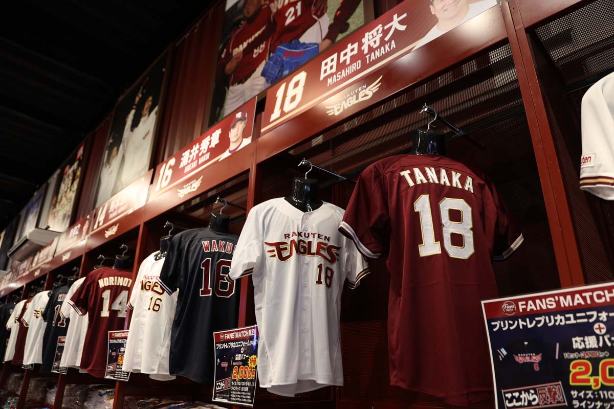 グッズショップでは人気選手のユニフォームも