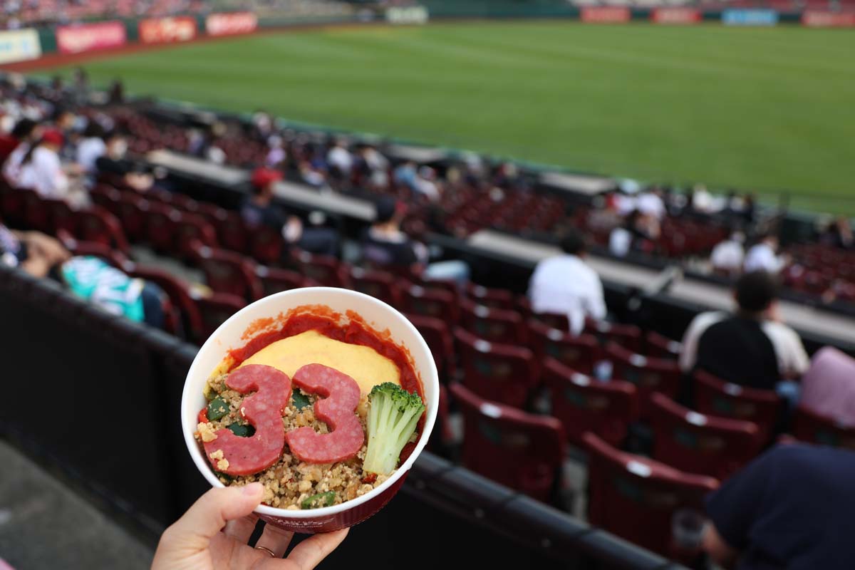 銀次選手プロデュース「GinjiのGAPAオムライス」900円。ピリ辛ガパオのオムライスと背番号をかたどったソーセージが目印