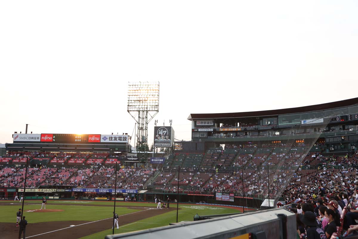 夕暮れが近づくスタジアム