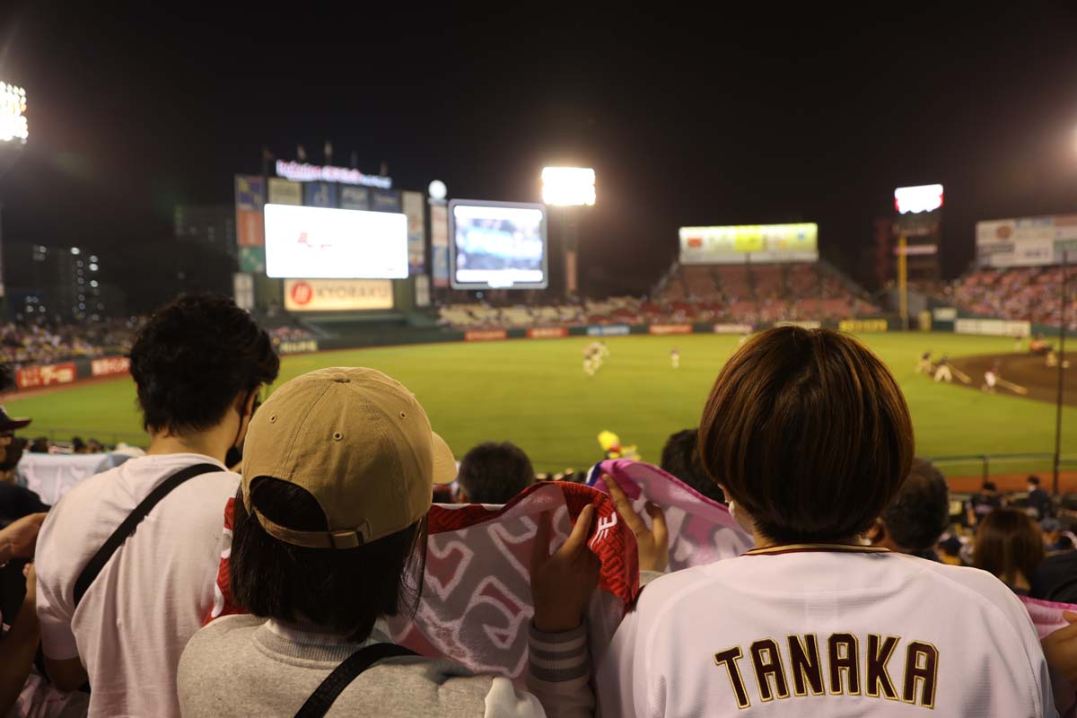 それぞれの推しを応援する女性ファンたち