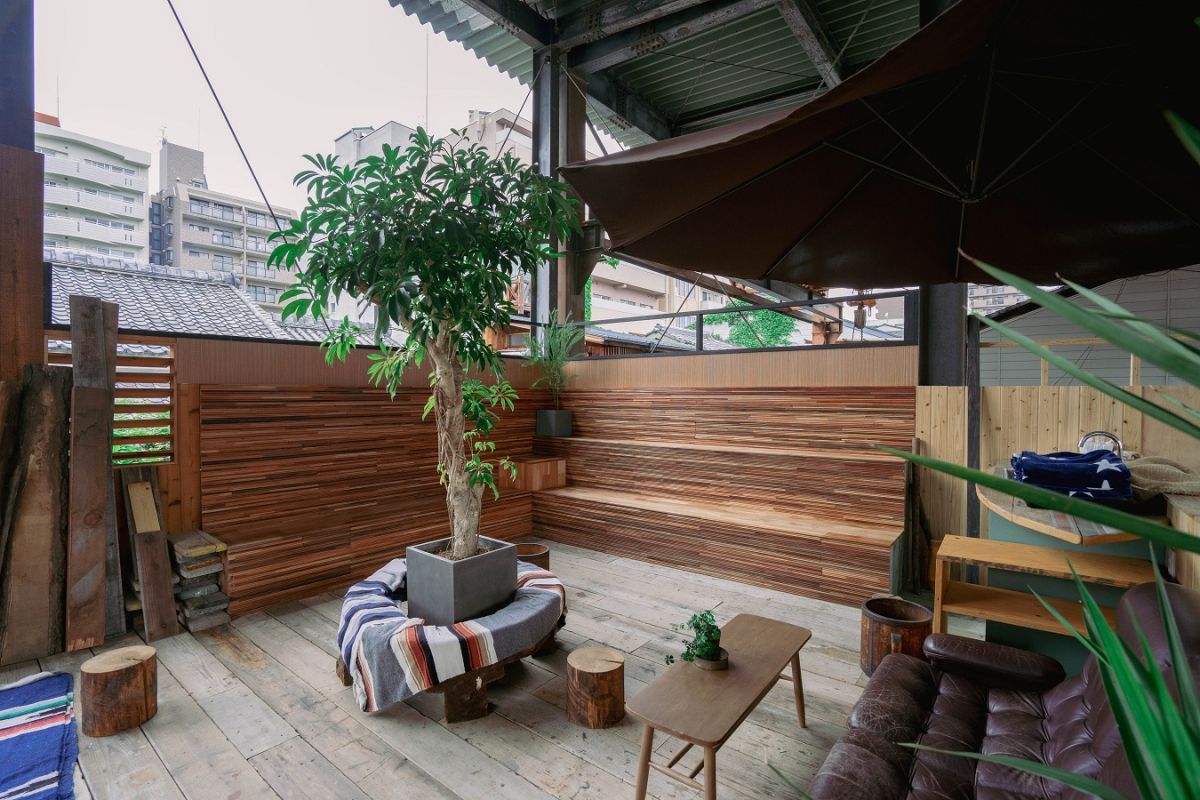 屋外の飲食スペース。屋根はあるので多少の雨なら問題なし