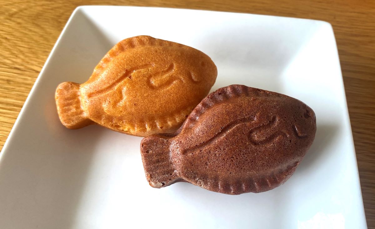 「バスクレーヌ」（右はバスクレーヌ ショコラ）6個入2281円、12個入4561円