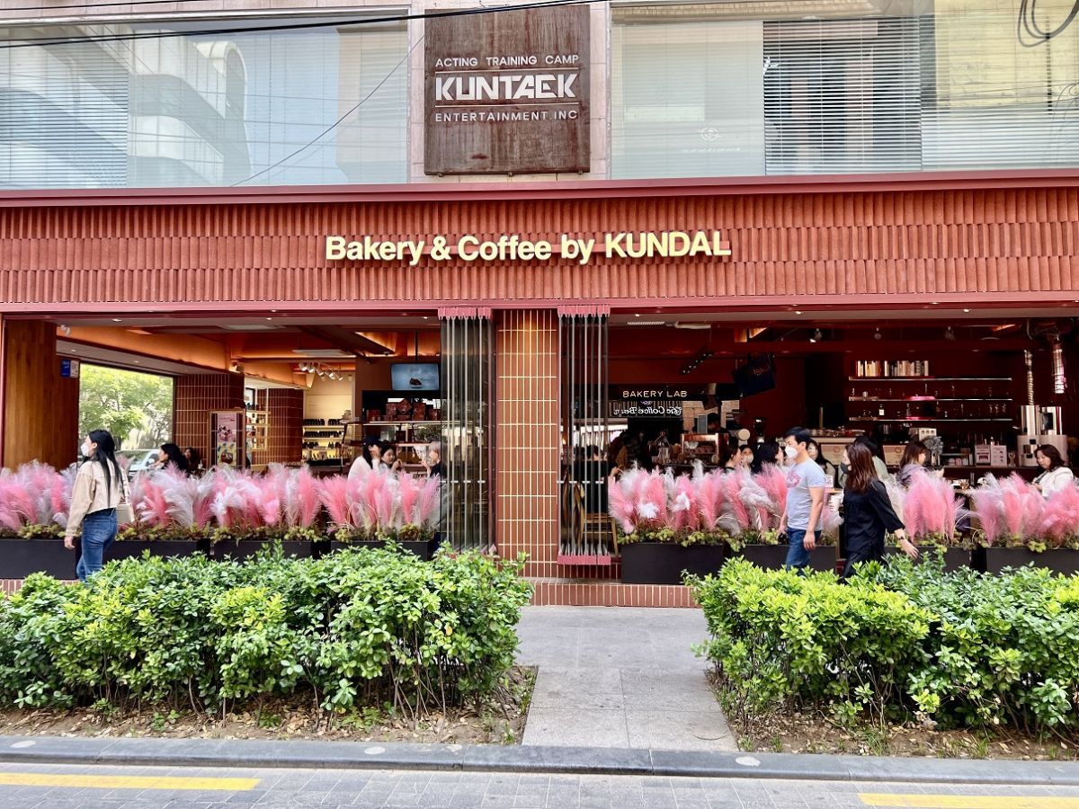 ショップはとても目を引くカラー使い