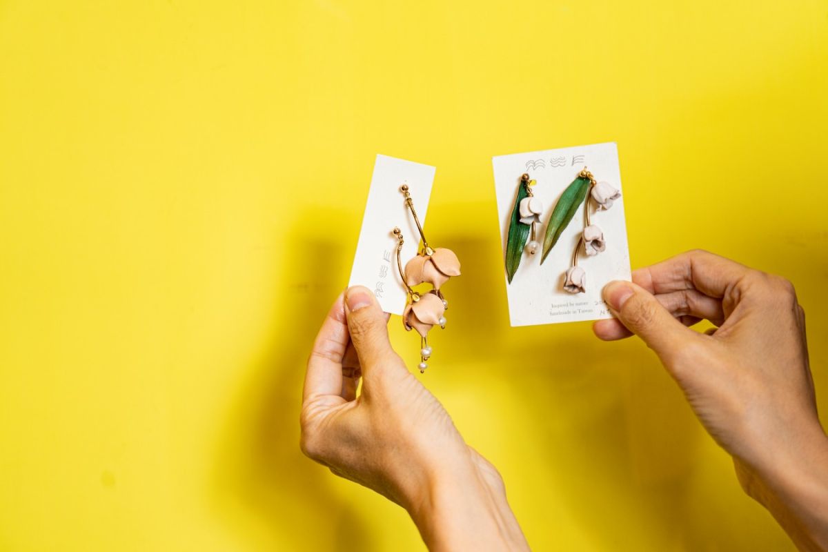 ツバキのピアスNT$980(左)とスズランのピアスNT$1380(右)。