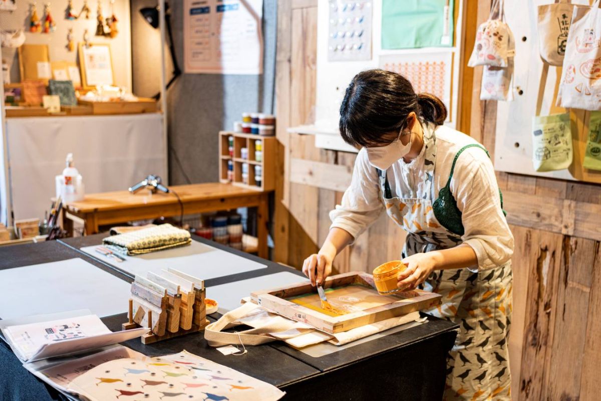 短時間で誰でも気軽にできるシルクスクリーンプリントDIY。スタッフは簡単な日本語対応。