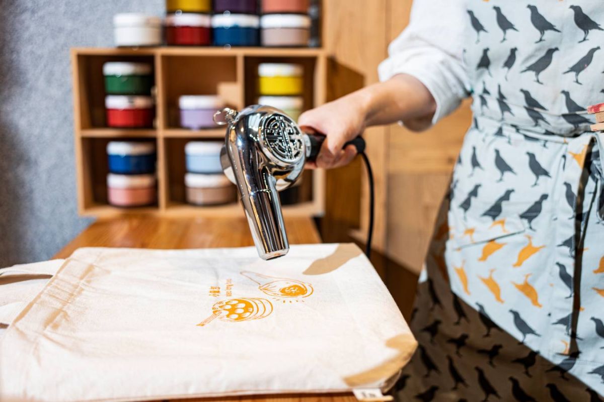 台湾らしいデザインが気分！1色(NT$200)＋マチなしトート(NT$300)はNT$500。