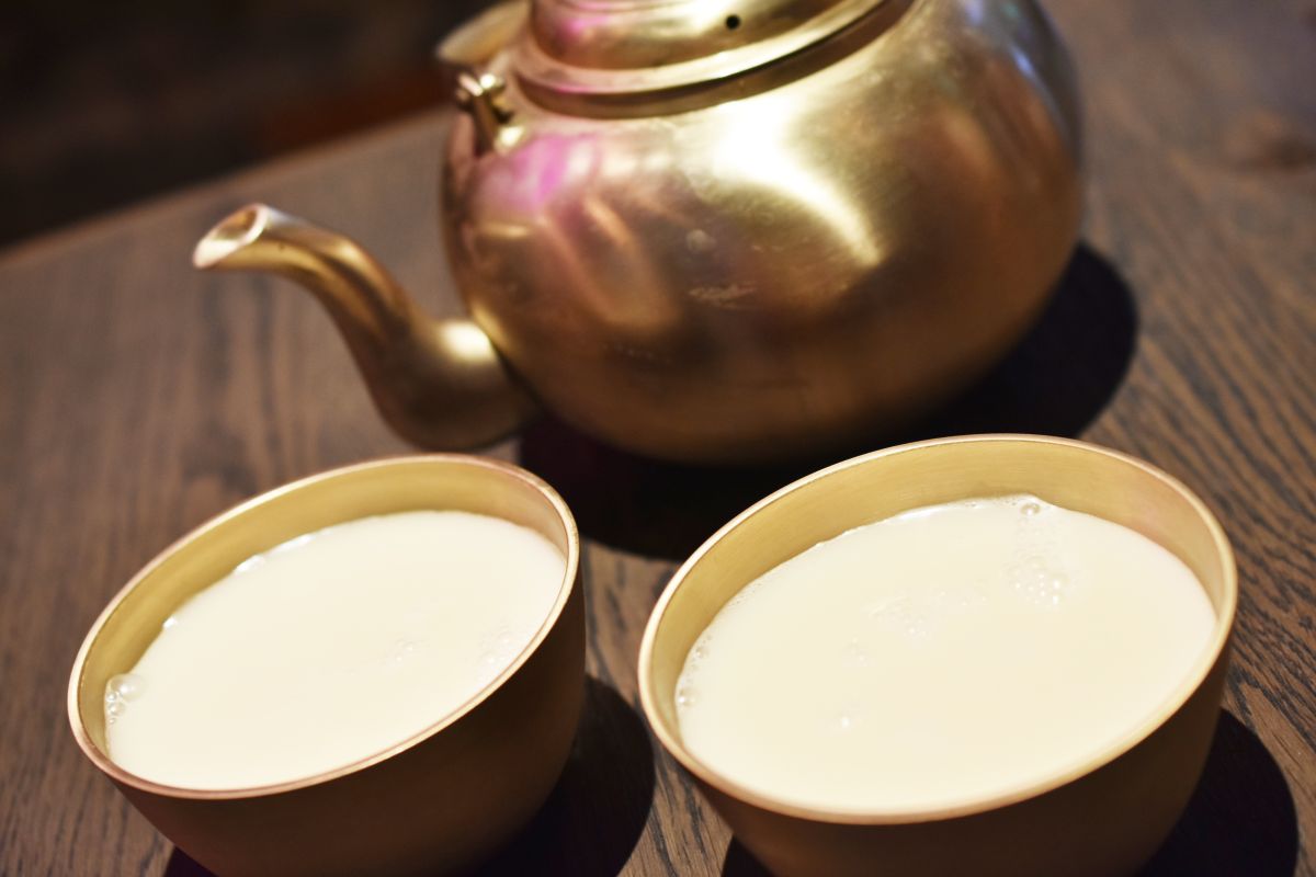 「生マッコリ 真鍮やかん」2600円