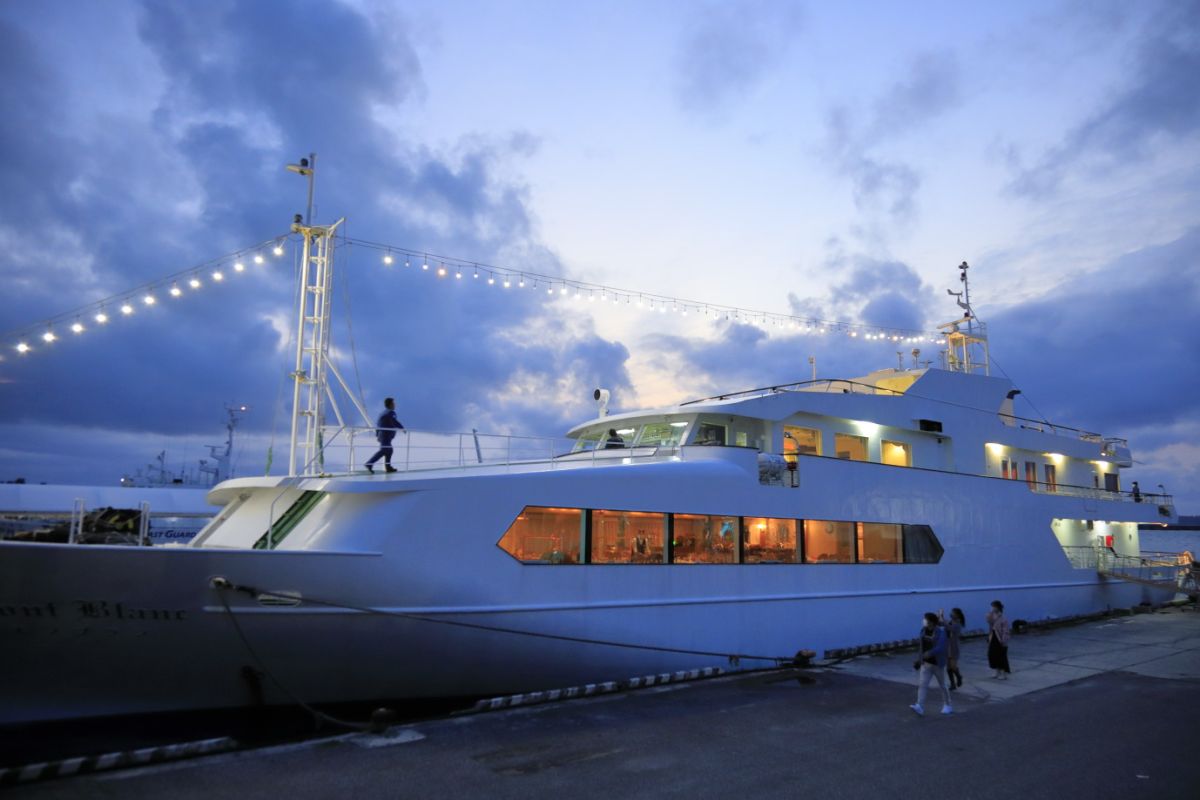 宮古ブルーに癒やされて♪ 豪華客船「モンブラン」でロマンチックな夕景クルージングディナー