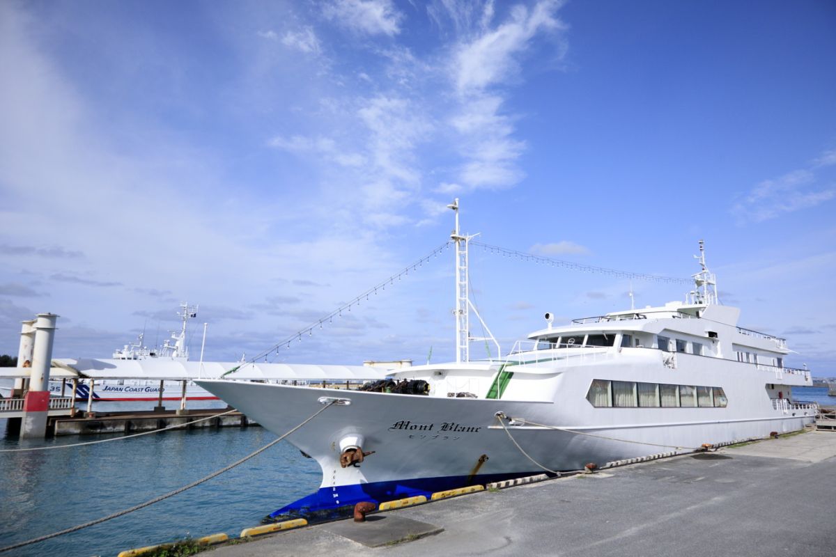 真っ白な船体が青い海に映えます