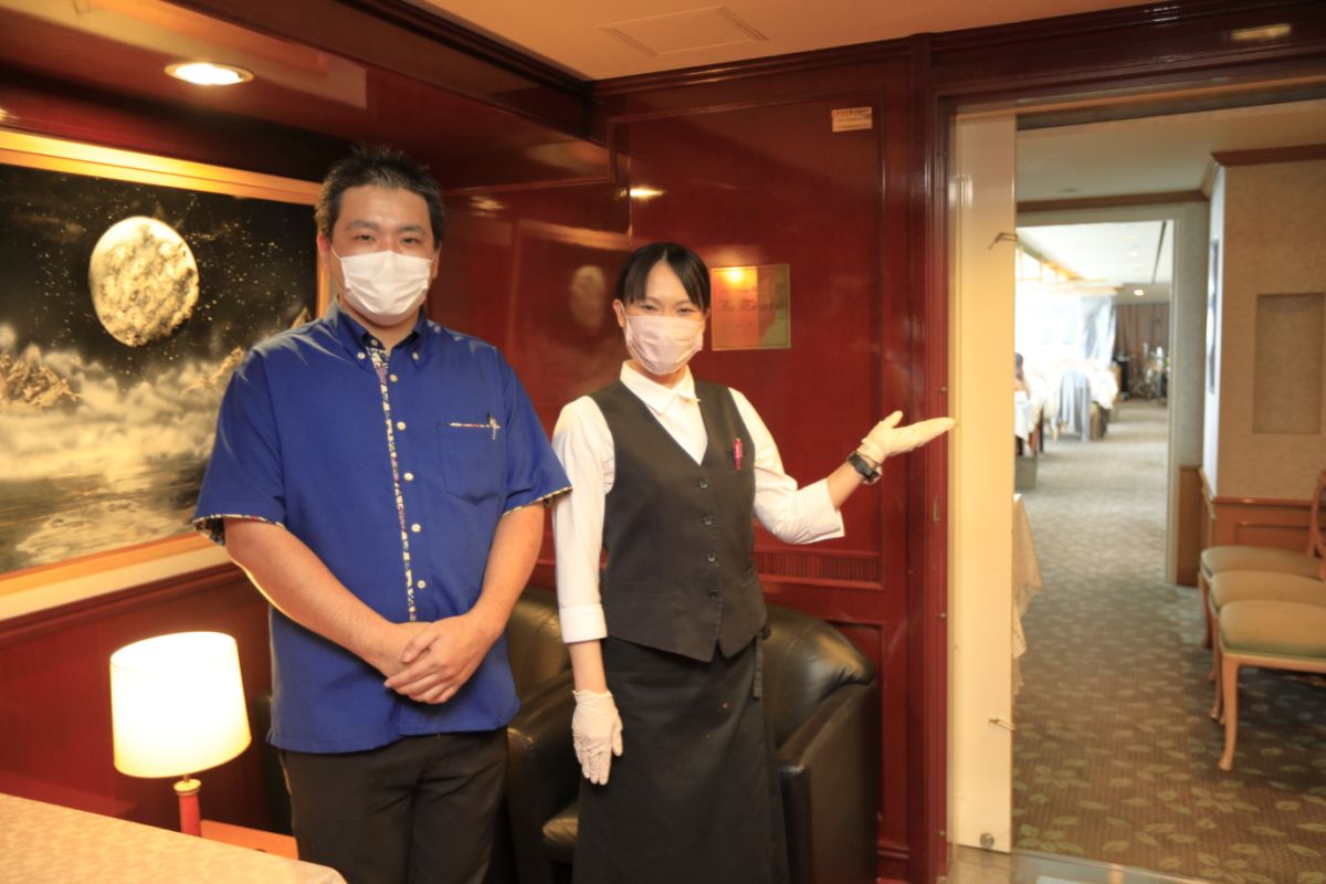 受付は船内で。笑顔の船員さんたちが迎えてくれます