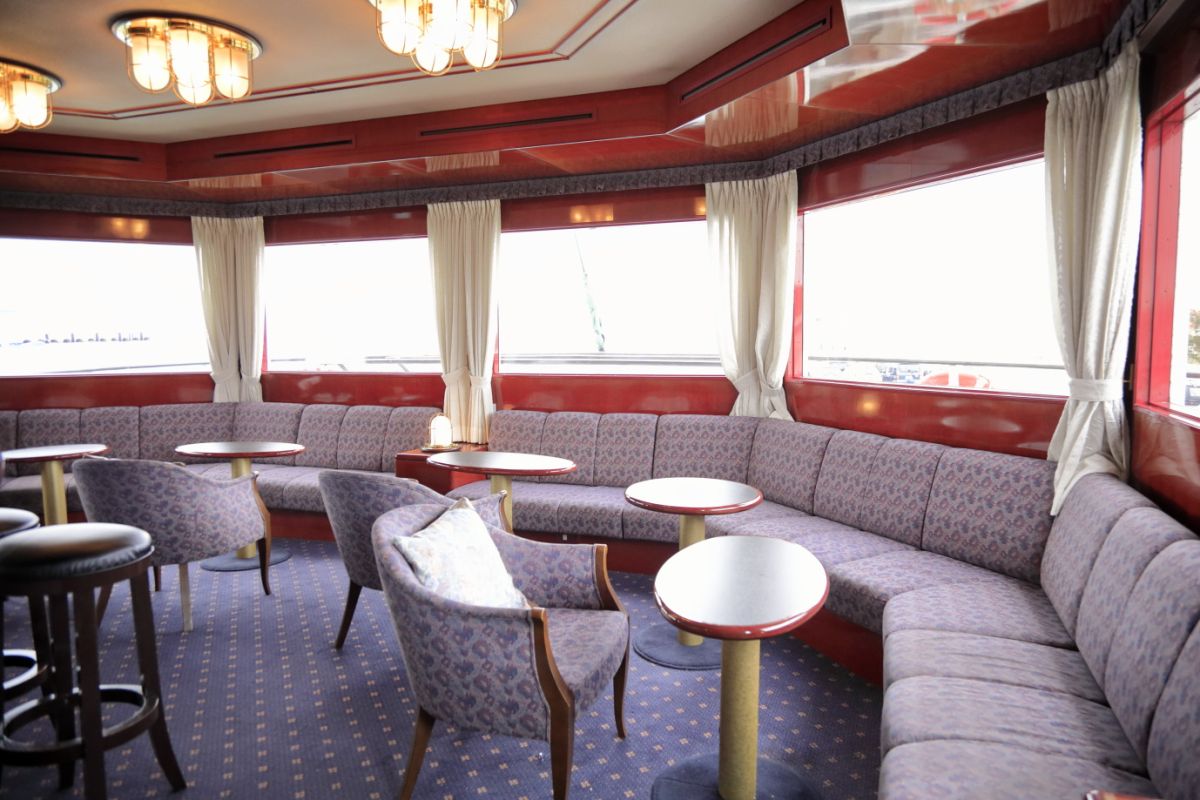 座り心地のいいソファーシートが用意されたバーラウンジ