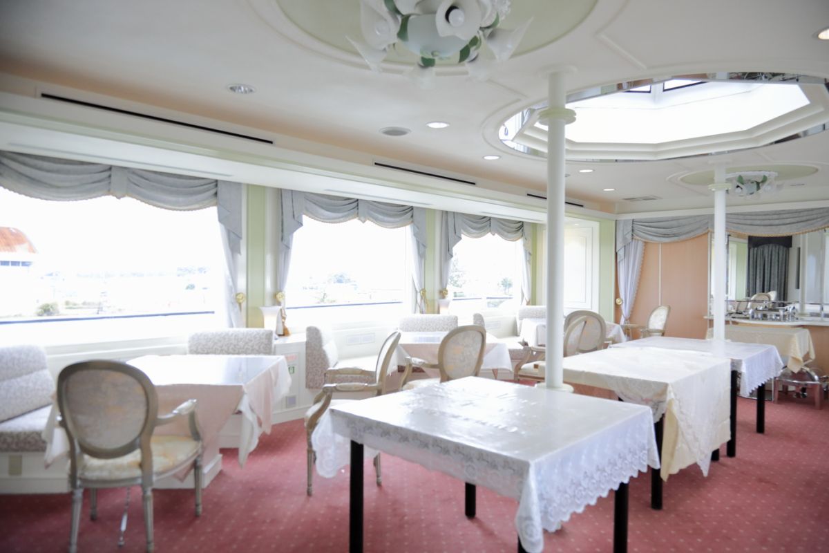 メインダイニングには大きな窓が付いていてどの席からも景色を楽しめます