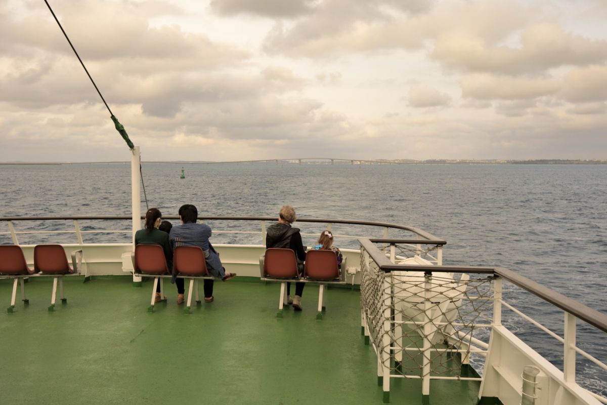 開放感たっぷりのスカイラウンジで潮風を感じるひと時