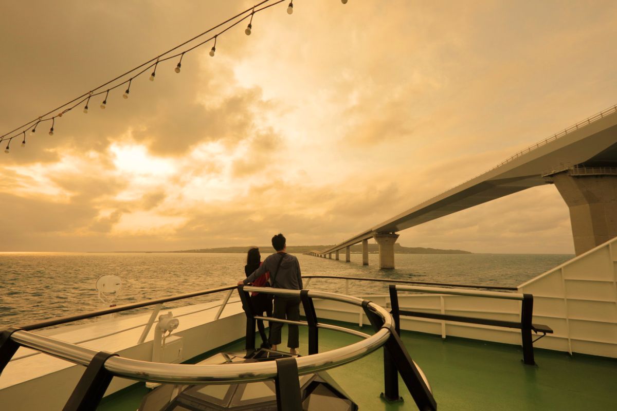 伊良部大橋の下を通過するレアな体験！