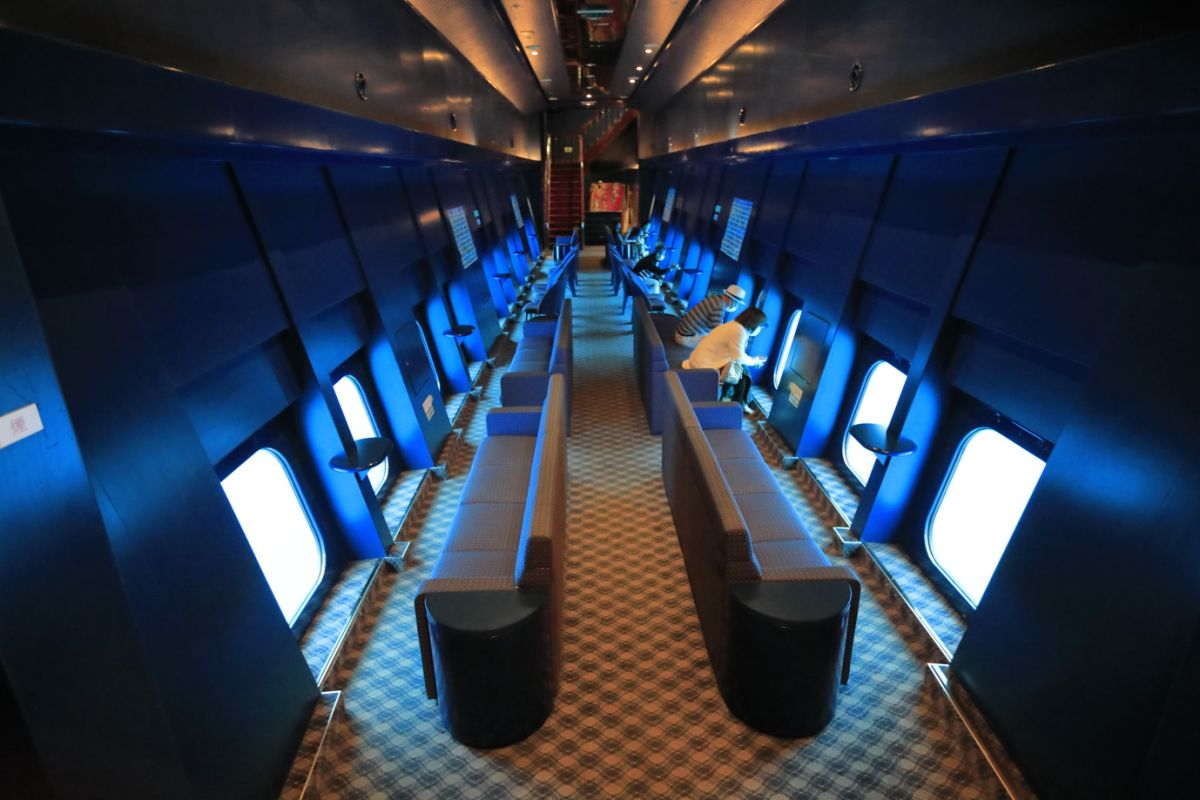 地下にはなんと水中展望室が！