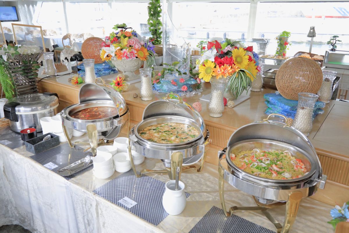 ビュッフェ利用時は使い捨ての手袋を使用します