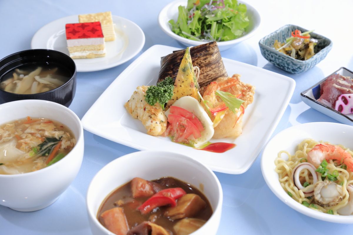 メニューの一例。アグー豚ウインナー入りのカレー、中身汁、海鮮焼きそばなど