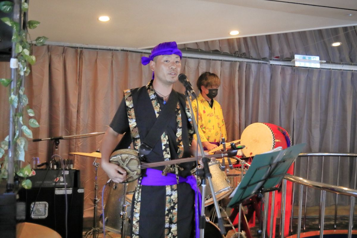 軽妙なトークとライブが披露されます